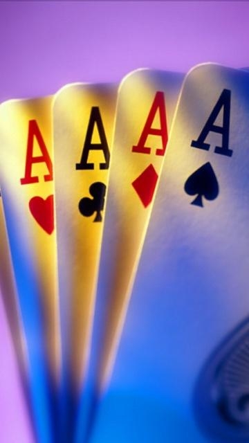 Bei Poker kommt es hauptsächlich auf Geschick und Taktik an. Natürlich gehört wie bei jedem Kartenspiel auch etwas Glück dazu.