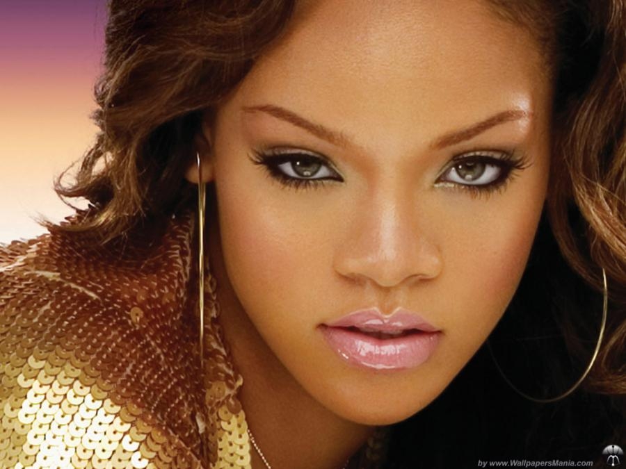 Meint ihr die Augen von Rihanna sind Fake ??