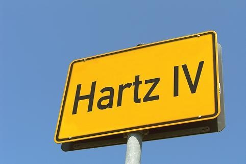 Sollte es Hartz IV empfängern verboten werden  Proletensendungen wie Mitten im Leben und Dschunglecamp anzusehen?
