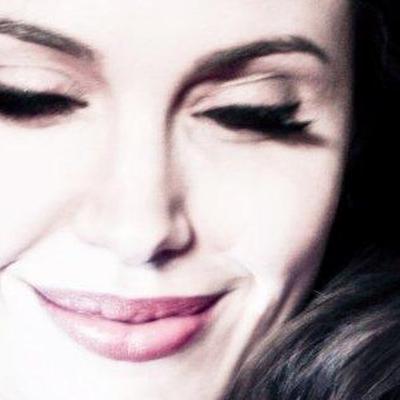Angst vor Krebs: Angelina Jolie hat sich Brüste amputieren lassen. Was sagt ihr dazu? (Beschreibung lesen)