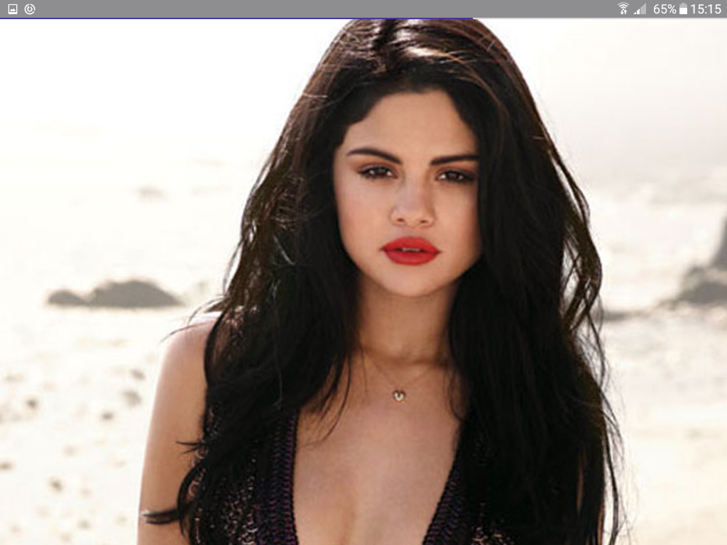 04: Selena Gomez  (+ 35 Votes )