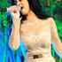 Katy Perry singt "Never Forget You"